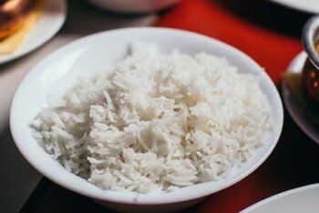 ফ্রিজে রেখে দেওয়া ভাত খাচ্ছেন? যা মেনে চলা জরুরি