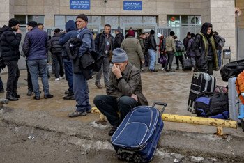 যুক্তরাষ্ট্রের হামলার আতঙ্ক, দরজা-জানালা সিল করে খাবার-পানি মজুত করছেন ইরানিরা