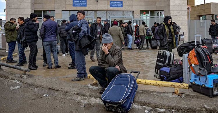 যুক্তরাষ্ট্রের হামলার আতঙ্ক, দরজা-জানালা সিল করে খাবার-পানি মজুত করছেন ইরানিরা