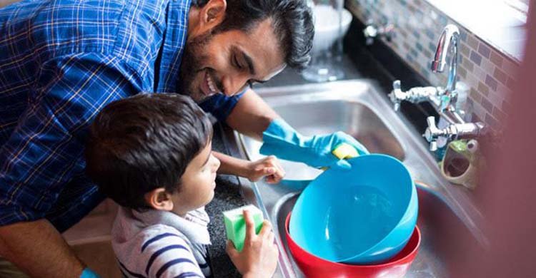 শিশুদের দৈনন্দিন কাজ শেখানোর ক্ষেত্রে অভিভাবকেরা যে ভুল করে থাকেন