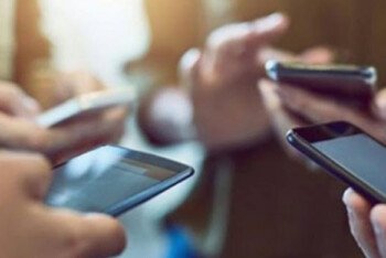 স্ক্রিনে বন্দি সম্পর্ক: কনটেন্টের ভিড়ে হারিয়ে যাচ্ছে মানুষে-মানুষে সংযোগ