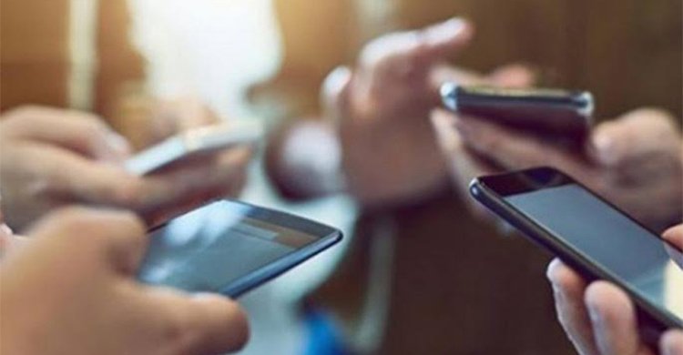 স্ক্রিনে বন্দি সম্পর্ক: কনটেন্টের ভিড়ে হারিয়ে যাচ্ছে মানুষে-মানুষে সংযোগ