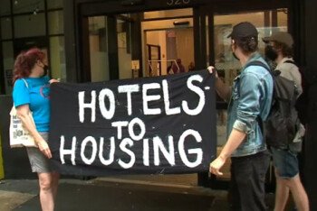 গৃহহীনদের হোটেলে আশ্রয়ের জন্য ১.৮৬ বিলিয়ন ডলারের তিন বছর মেয়াদী চুক্তি স্বাক্ষর করল নিউ ইয়র্ক সিটি