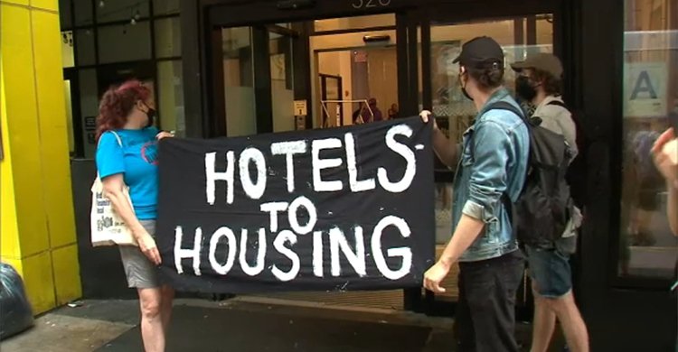 গৃহহীনদের হোটেলে আশ্রয়ের জন্য ১.৮৬ বিলিয়ন ডলারের তিন বছর মেয়াদী চুক্তি স্বাক্ষর করল নিউ ইয়র্ক সিটি