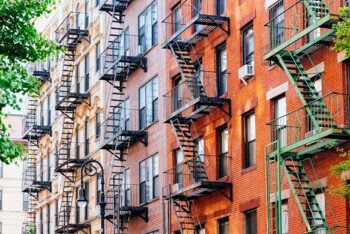 নিউ ইয়র্কের বিচারকরা নিম্ন-আয়ের ভাড়াটেদের জন্য আবাসন ভাউচারের (সেকশন ৮) ক্ষেত্রে নতুন বাধা যোগ করেছেন