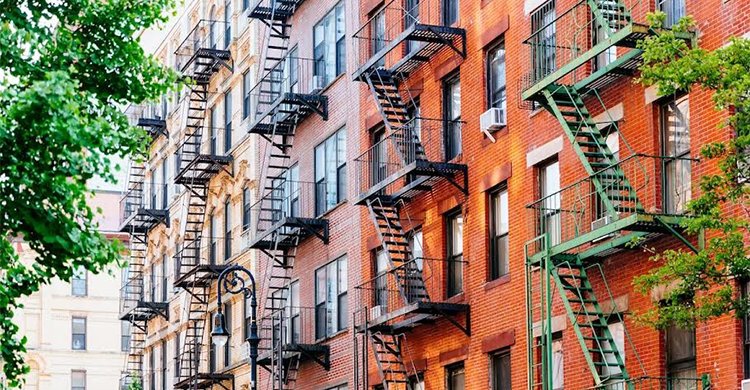 নিউ ইয়র্কের বিচারকরা নিম্ন-আয়ের ভাড়াটেদের জন্য আবাসন ভাউচারের (সেকশন ৮) ক্ষেত্রে নতুন বাধা যোগ করেছেন