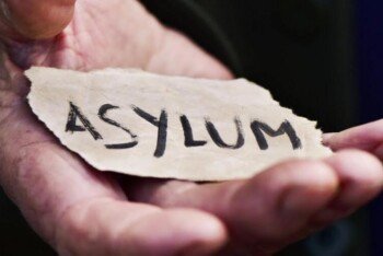 যুক্তরাষ্ট্রে আশ্রয়প্রার্থীরা মামলার কার্যক্রম চলাকালীন ক্রমবর্ধমান হারে আটক বা অন্তরীণ হওয়ার পরিস্থিতির মুখোমুখি হচ্ছেন