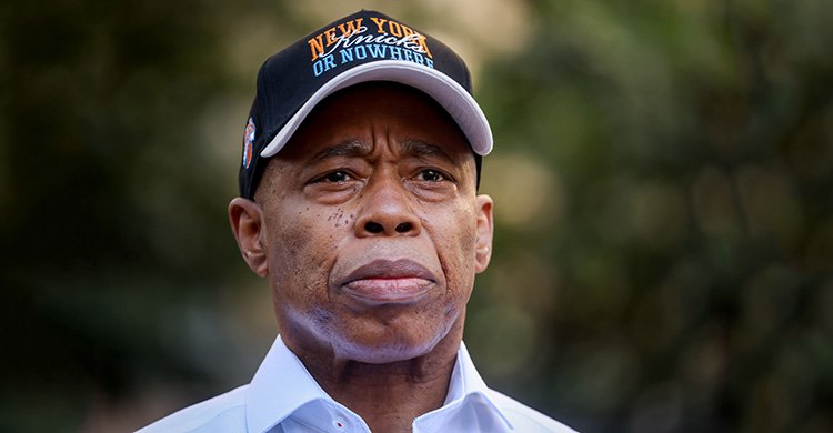 নিউ ইয়র্ক সিটির সাবেক মেয়র এরিক অ্যাডামস আলবেনিয়ার নাগরিকত্ব গ্রহণ করছেন