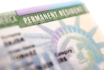 ট্রাম্প প্রশাসনের অধীনে গ্রিন কার্ড অনুমোদন অর্ধেকে নেমে এসেছে—আবেদনকারীরা যেভাবে ক্ষতিগ্রস্ত হচ্ছেন